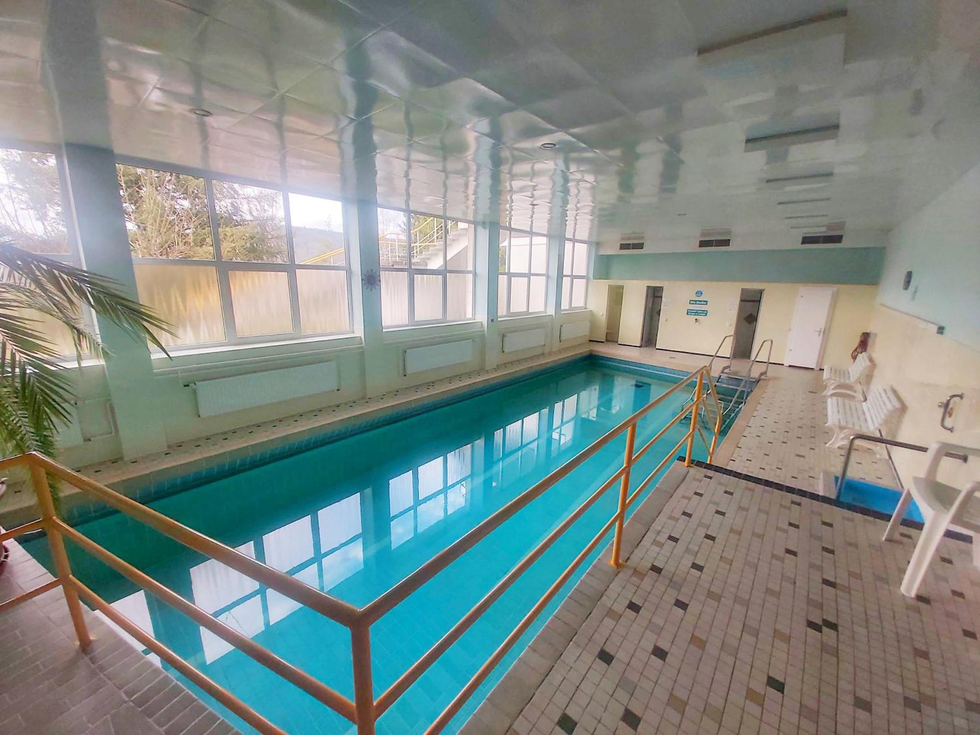 Mit Pool In *